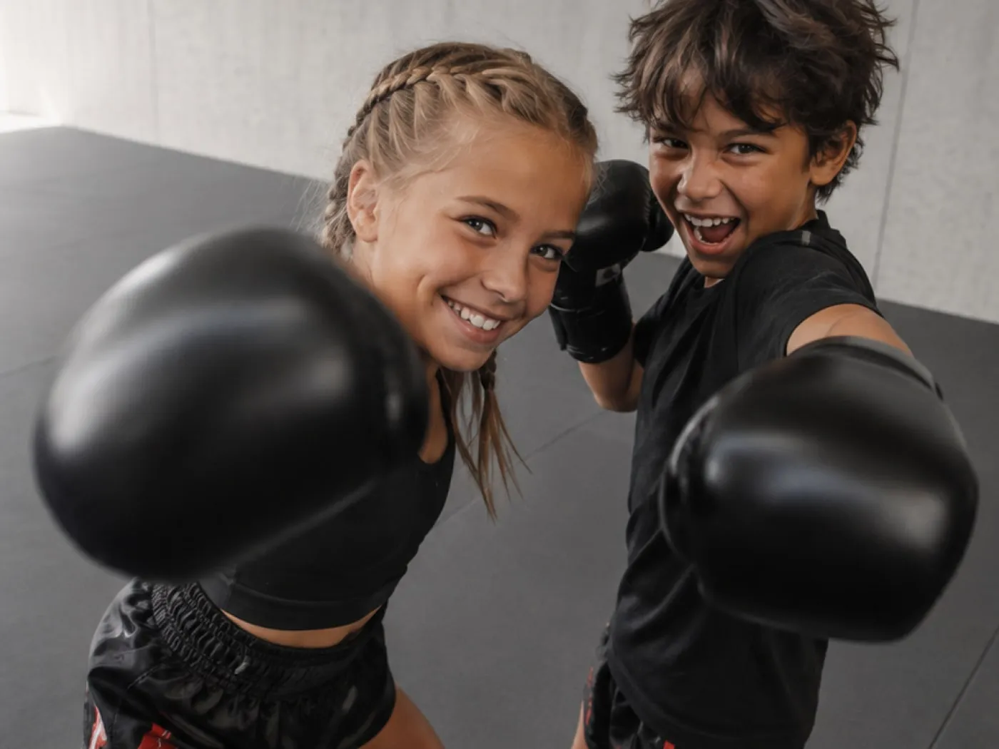 Kickboxen für Kinder und Jugendliche: Partnerübung im Training